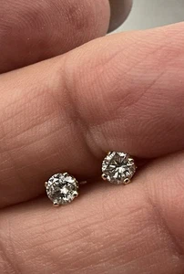 Pendiente de oro amarillo de 14 k con pasador de diamantes naturales de 3,6 mm con respaldo de 14 k - Imagen 1 de 8