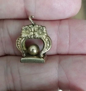 Antiguo Llavero Reloj Relleno de Oro Estilo Elegante Con Flores (Iniciales) - Imagen 1 de 8