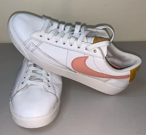 Nike Blazer Low LE Women’s Summit White Pink Quartz AV9370112 Women’s Size 8.5 - Picture 1 of 7