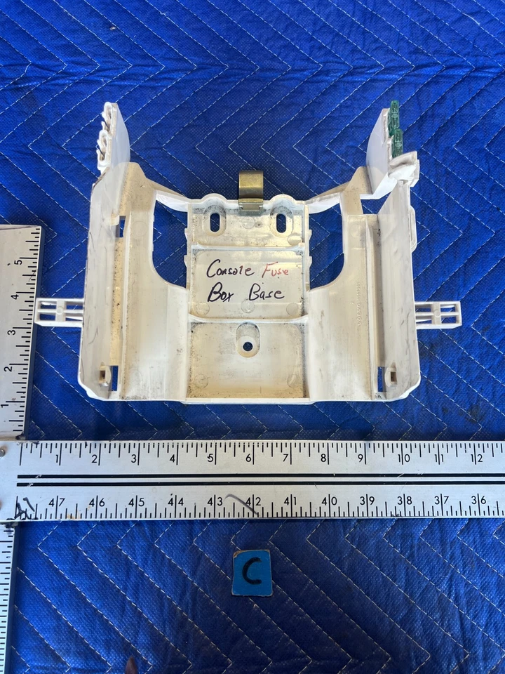 1984 - 1989 年沃尔沃 740 760 轿车中控台保险丝盒底座 1307393 原始设备制造商 #1644EM — 第 1/4 张图片
