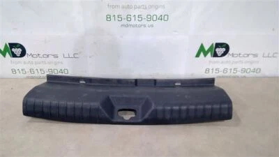 2012-2017 KIA RIO PAINEL DE ACABAMENTO DE ARRANHÃO TRASEIRO DO PORTA-MALAS FABRICANTE DE EQUIPAMENTO ORIGINAL 857701W000WK - Imagem 1 de 3