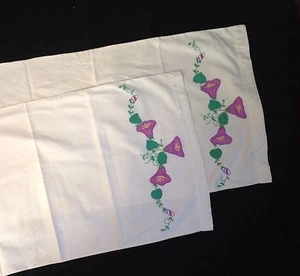PAIR OF VINTAGE WHITE PILLOWCASES APPLIQUÉ & EMBROIDERY PURPLE MORNING GLORIES - Picture 1 of 5