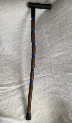 Bengala de madeira natural esculpida à mão 37 pol. com detalhes azuis - Imagem 1 de 4