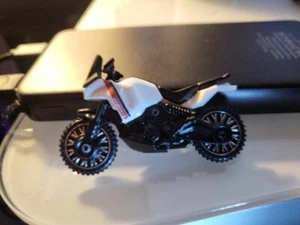 Hot Wheels Ducati DesertX Motorrad weiß 2023 1:64 Druckguss lose - Bild 1 von 4