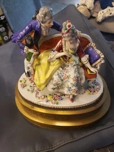  Porzellan Figur Dame und Herr lesen auf Sofa - Bild 1 von 7