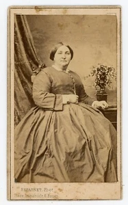 PHOTO CDV Espagnet à Rouen, une femme pose assise robe table plante drapé mode - Picture 1 of 2