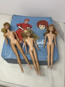 60er Jahre Pferdeschwanz Barbie und 2 60er Jahre Skipper Puppen im Midge Koffer - Bild 1 von 24
