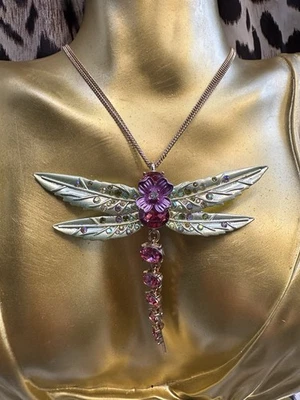 Colar de libélula rosa iridescente verde metálico opulento floral Betsey Johnson - Imagem 1 de 4