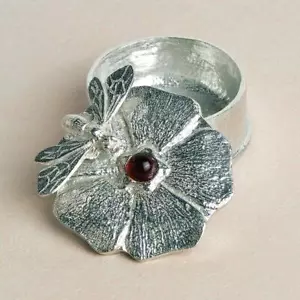 Bee on Flower Zinn Schmuckschachtel Made in England UK Glover & Schmied handgefertigt - Bild 1 von 3