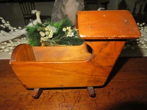 Primitive Miniatur Handarbeit Kiefer Kapuze Puppenwiege datiert & signiert - Bild 1 von 7