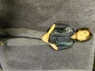 Muñeca Barbie Mattel masculina 1975, 1999 impresa en la parte posterior. Foto 1 de 4