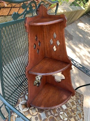 "Antiguo estante de curiosidades de esquina de 3 niveles de madera ~ cereza 22"" artes y manualidades rurales usado en excelente estado" Foto 1 de 4