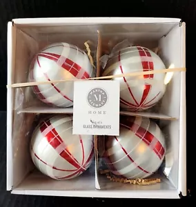 Martha Stewart Juego de 4 adornos navideños a cuadros plateados, blancos y rojos de 4” - Imagen 1 de 3