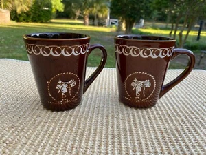 Taza de 4 tazas marrones con reverso esmalte blanco vaquero occidental caballo silla y cuerda - Imagen 1 de 3
