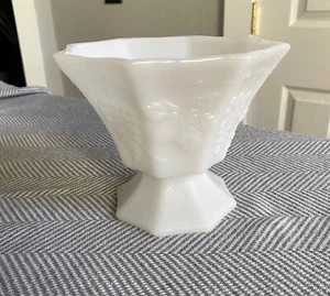 Vintage Octagonal Grape Leaf Milk Glass Footed Pedestal Vase - Bild 1 von 4