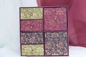 Kleine Kommode mit 6 Schubladen aus handgeschöpften Papier rot tibetische Blumen - Bild 1 von 9