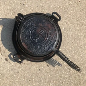 Vintage Griswold No 8 w/ High Base Waffle Maker Cast Iron - Picture 1 of 11