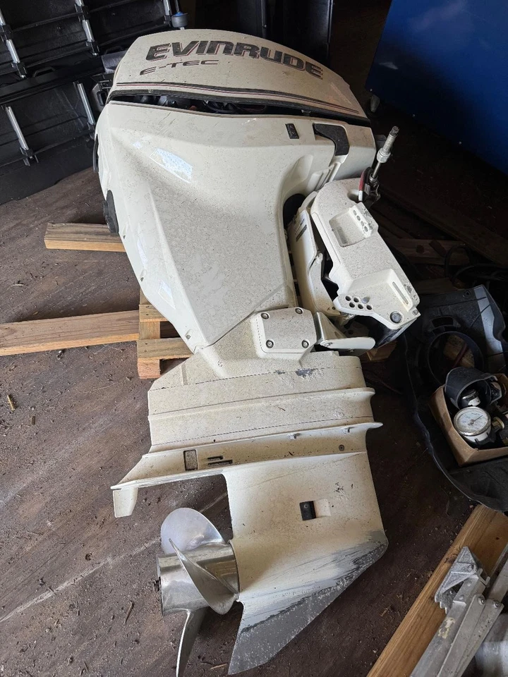 Motor fueraborda Evinrude E-Tec 2012 130 HP, eje de 25", E130DPXINA Foto 1 de 4
