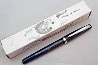 PLUMA ESTILOGRÁFICA NOODLERS WILDERNESS TWILIGHT ESTÁNDAR PISTÓN FLEXIBLE NUEVA EN CAJA Foto 1 de 3