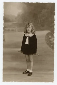 CARTE PHOTO, Coiffure anglaises coque rouleau sur la tête canne en main décor - Picture 1 of 2