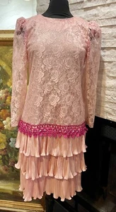 Vestido de fiesta vintage de encaje años 80 después del anochecer en capas rosa talla mediana Molly Ringwald - Imagen 1 de 14