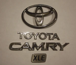 1997-2001 TOYOTA CAMRY XLE REAR TRUNK DECK LID CHROME EMBLEM SET COMPLETE OEM - Bild 1 von 1