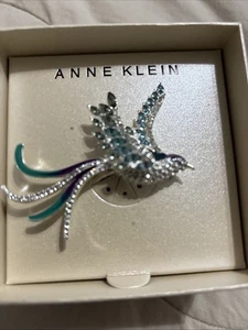 Spilla uccellino con strass Anne Klein da donna designer - spilla uccellino, uccellino in volo - Foto 1 di 3