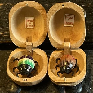 Novedad de colección escarabajo en una tuerca piernas móviles tallada caja de madera dos llaveros - Imagen 1 de 3
