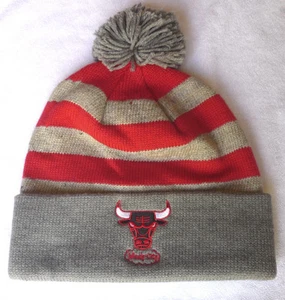 CHICAGO BULLS NBA MITCHELL & NESS VINTAGE ZWEIFARBIGE STRICKMÜTZE MÜTZE MIT BOMMEL NEU MIT ETIKETT! - Bild 1 von 2