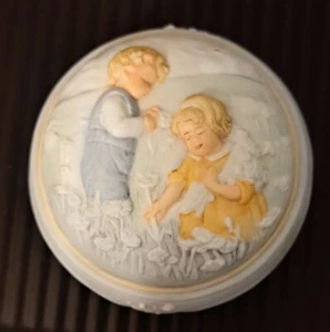 Vintage Avon 1985 Porcelain Music Trinket Box Plays Golden Dreams Hand Painted - Picture 1 of 12