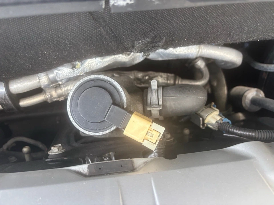 2005 Cadillac DeVille Engine Oil Filler Cap OEM  - Image 1 of 1