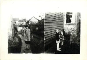 FRAU KINDER SEITE DES HAUSES altes Foto s/w Foto 2x3 - Bild 1 von 2