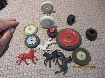 Lot d'Anciens Pneus anciennes Roues Voiture Camion Tracteur Petits Chevaux Plast - Photo 1/4