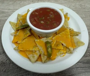 Utilería de exhibición realista sintética Nachos Chip & Salsa - tamaño real en plato blanco real - Imagen 1 de 15