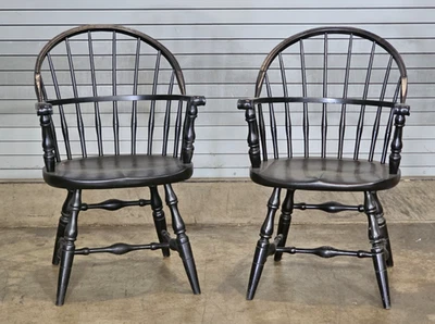 Par de sillones Windsor con respaldo de saco P. Derby acabado negro hechos en Massachusetts Foto 1 de 4