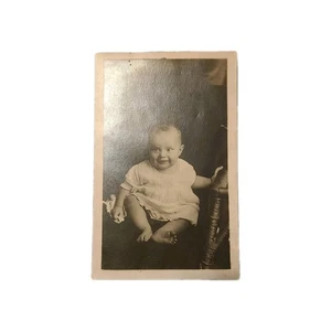 Antike Echt Foto Postkarte RPPC sitzendes Baby  - Bild 1 von 2