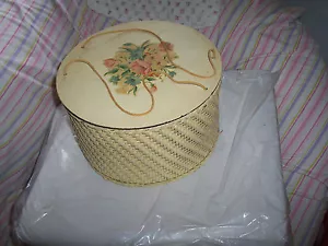 CESTA/CAJA DE COSER DE MADERA DE MIMBRE AMARILLO-BEIGE DE COLECCIÓN CON CALCOMANÍA DE FLOR TAPA - Imagen 1 de 1