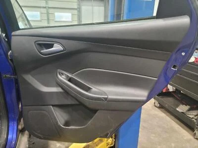 Отделочная панель задней двери 12–14 Ford Focus правая со стороны пассажира черная ткань от оригинального производителя - Изображение 1 из 2