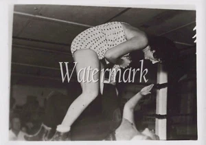Fotos de mujeres de lucha libre de colección, impresión original en blanco y negro 5" x 7", raras, equipo de etiqueta mixto profesional - Imagen 1 de 2