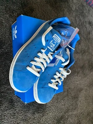 Rara Adidas Stan Smith Bluebird? Solo coppia pelle scamosciata blu su eBay UK 9 US 9,5 nuovo con etichette - Immagine 1 di 4