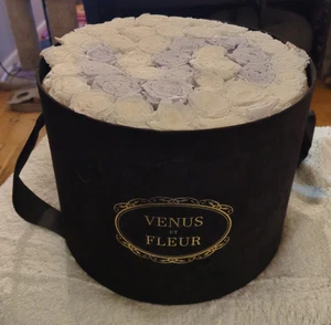 Venus et Fleur großer Blumenkasten schwarz gold Schriftzug blau & weiße Rosen - Bild 1 von 3