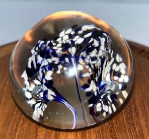 Pisapapeles de vidrio artístico de colección, burbujas controladas transparentes con triple flor azul y blanco - Imagen 1 de 3
