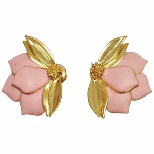 Pendientes con clip de pétalo rosa audaz pintados de Oscar de la Renta en oro - Imagen 1 de 4
