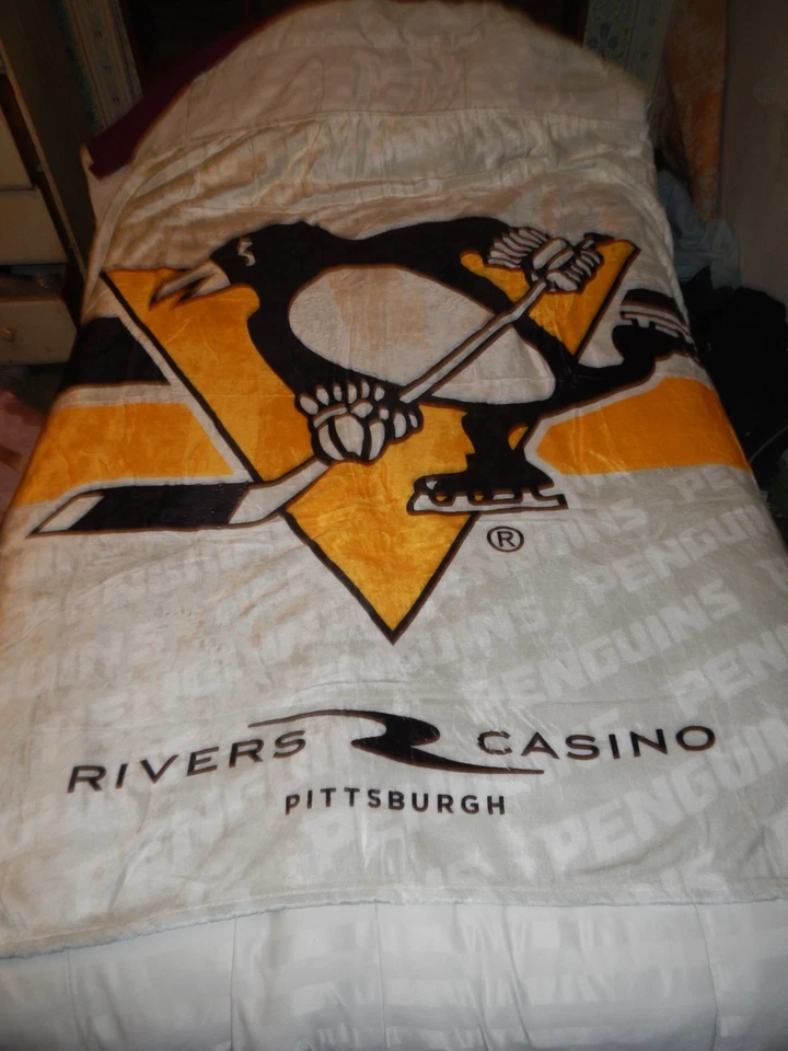 PITTSBURGH PENGUINS TIRO POLAR (DE RIVERS CASINO) 50" x 64"; TOTALMENTE NUEVO Foto 1 de 1