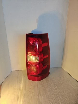 Conjunto de luces traseras laterales para pasajero derecho Chevrolet Tahoe 2004-2006 OEM Foto 1 de 4