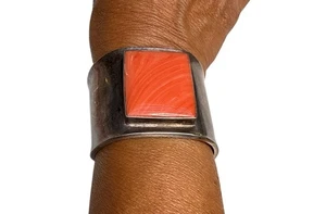 Bracciale vintage modernista in argento sterling con enorme gemma corallo naturale 1 - Foto 1 di 10