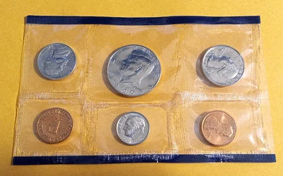 1990 Uncirculated Coin Set - Complete Collection of Coins in Original Packaging - Image 1 of 2