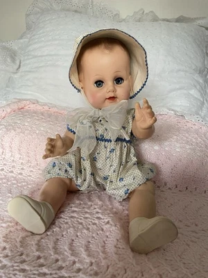 Eegee Baby Carrie años 60 de colección? Muñeca 19” Bebida y Mojado Pelo Moldeado Ojos Azules Conjunto Foto 1 de 4