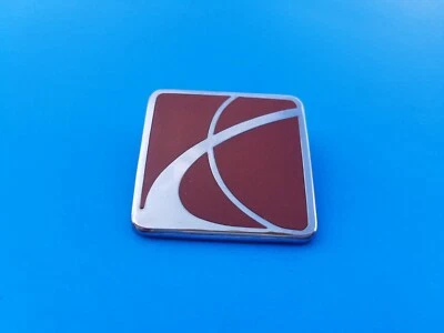 00 01 02 SATURNO L100 TAPA MALETERO TRASERO EMBLEMA LOGOTIPO INSIGNIA SÍMBOLO OEM USADO (2001) Foto 1 de 3