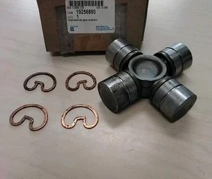 GM#19256890/19121436 (02-22) Chevy GMC Base Drive Shaft Universal Joint Kit - Picture 1 of 3